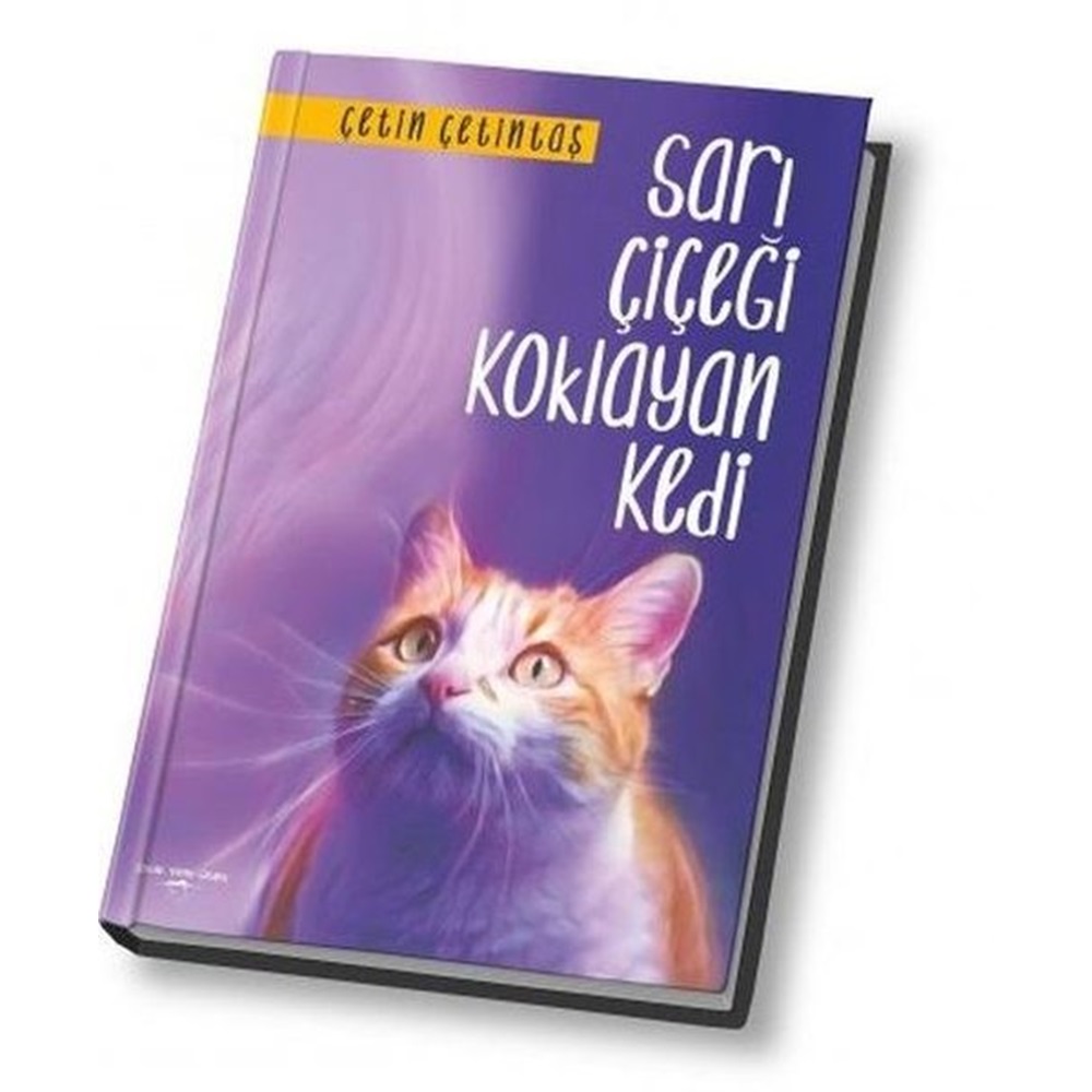 Sarı Çiçeği Koklayan Kedi